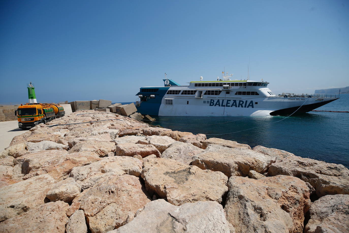 Fotos: Ferry encallado en el puerto de Dénia