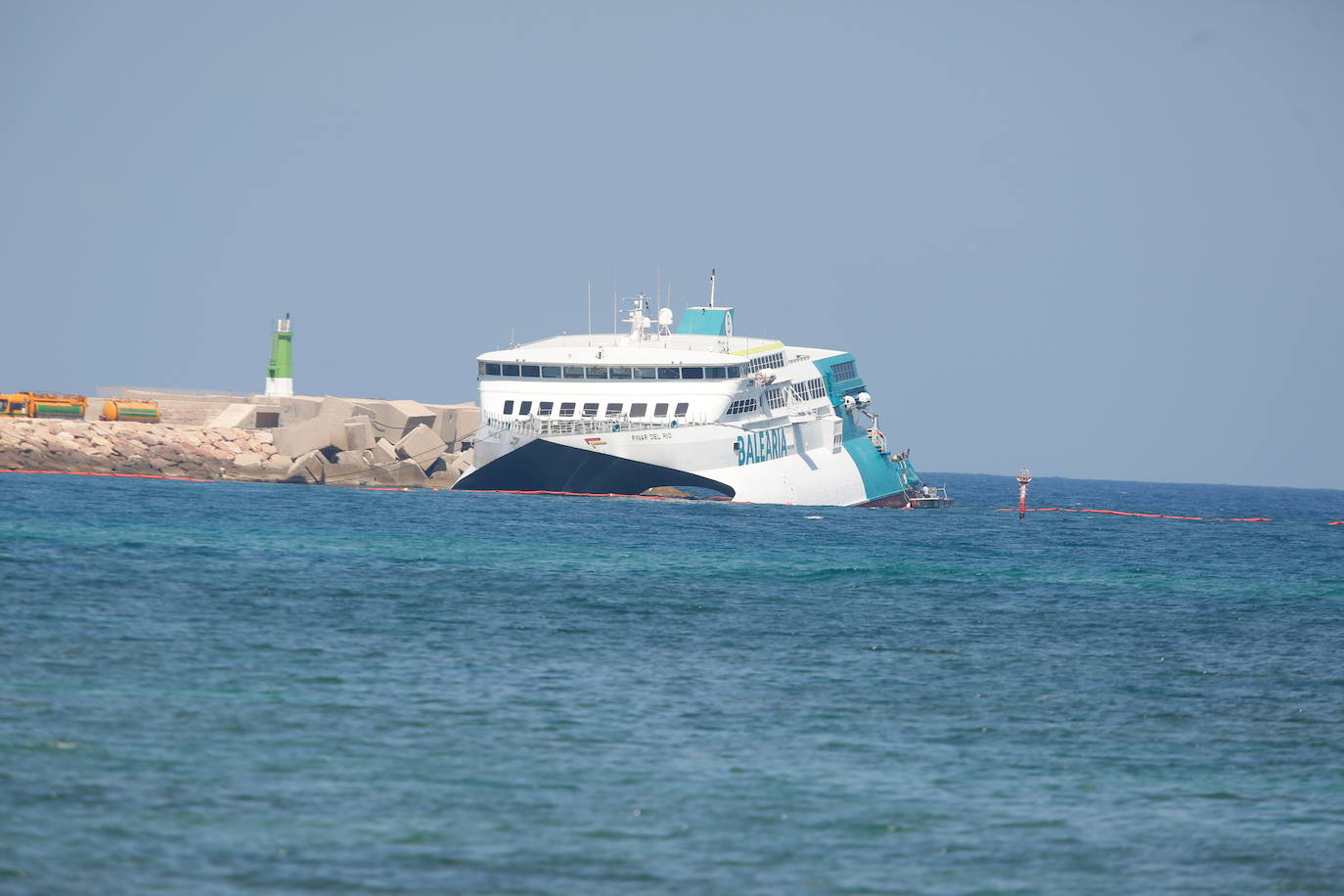 Fotos: Ferry encallado en el puerto de Dénia