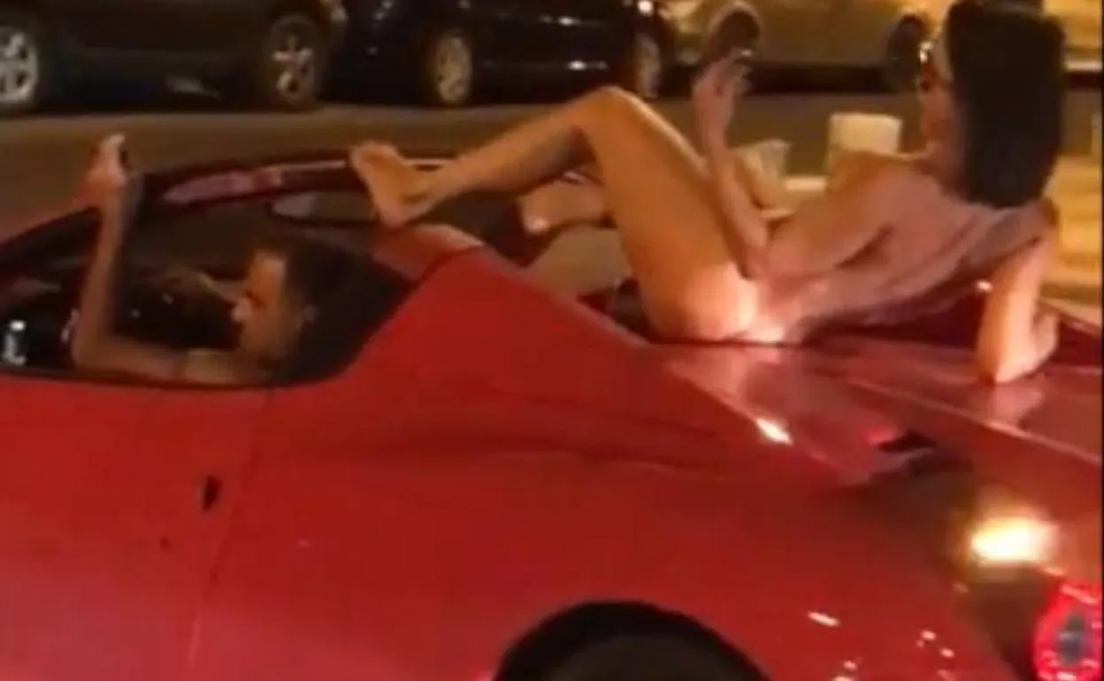 Circula por Ibiza con una mujer desnuda sobre el techo de su Ferrari. 
