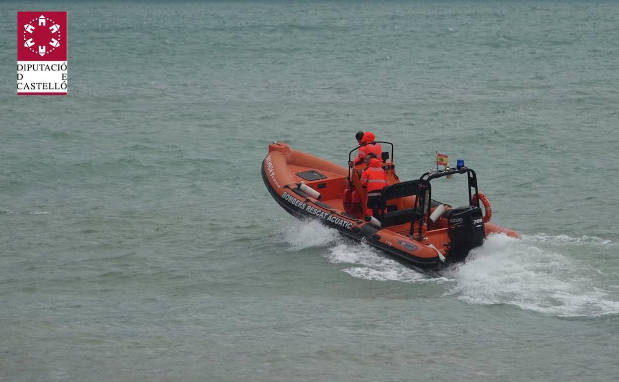 La unidad de rescate inspecciona la zona en Peñíscola en busca de los surfistas. 