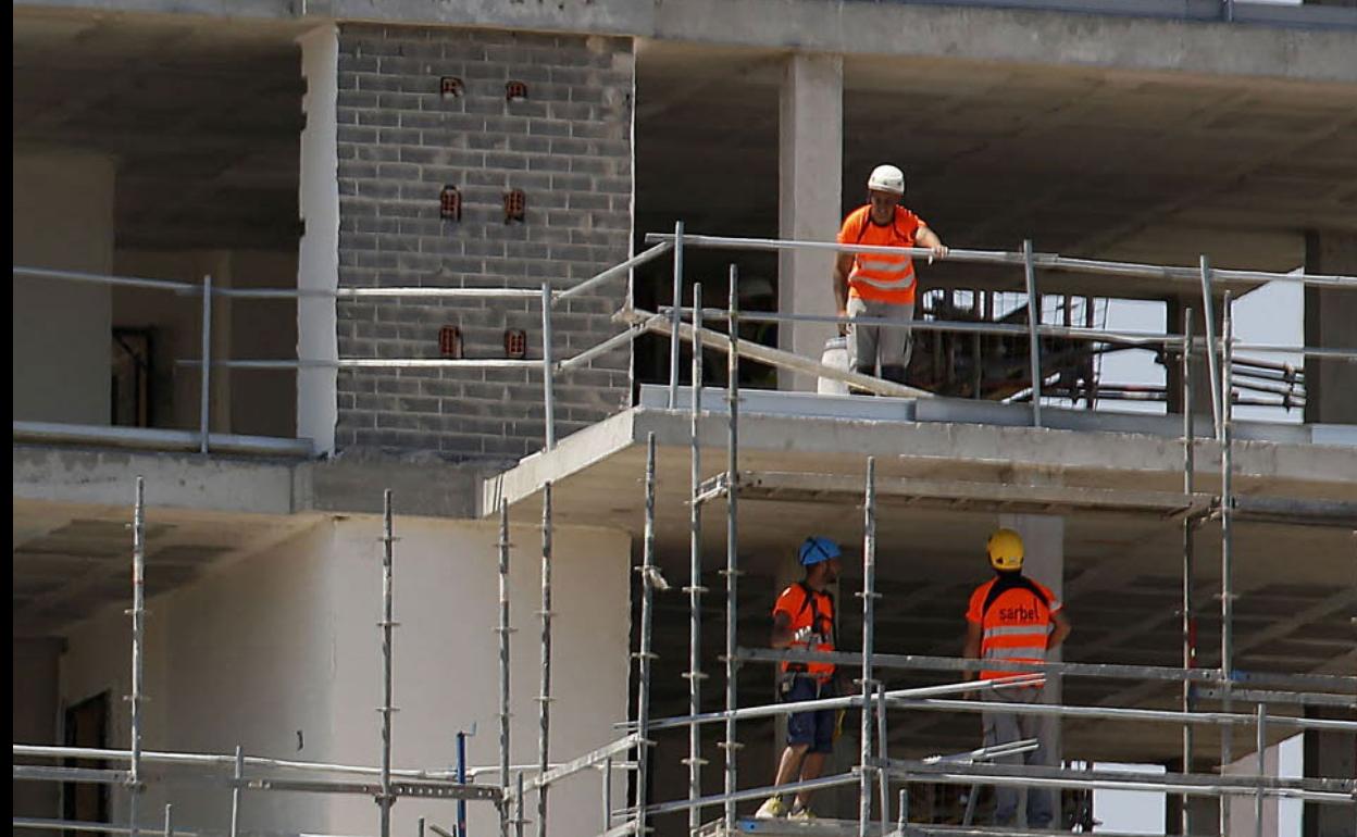 Trabajadores en un edificio en construcción en Valencia. 