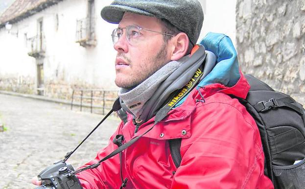 Javier Sebastián, paisajista, trazando una de las rutas guiadas que ofrece a través de 'Amigos del Paisaje'. 