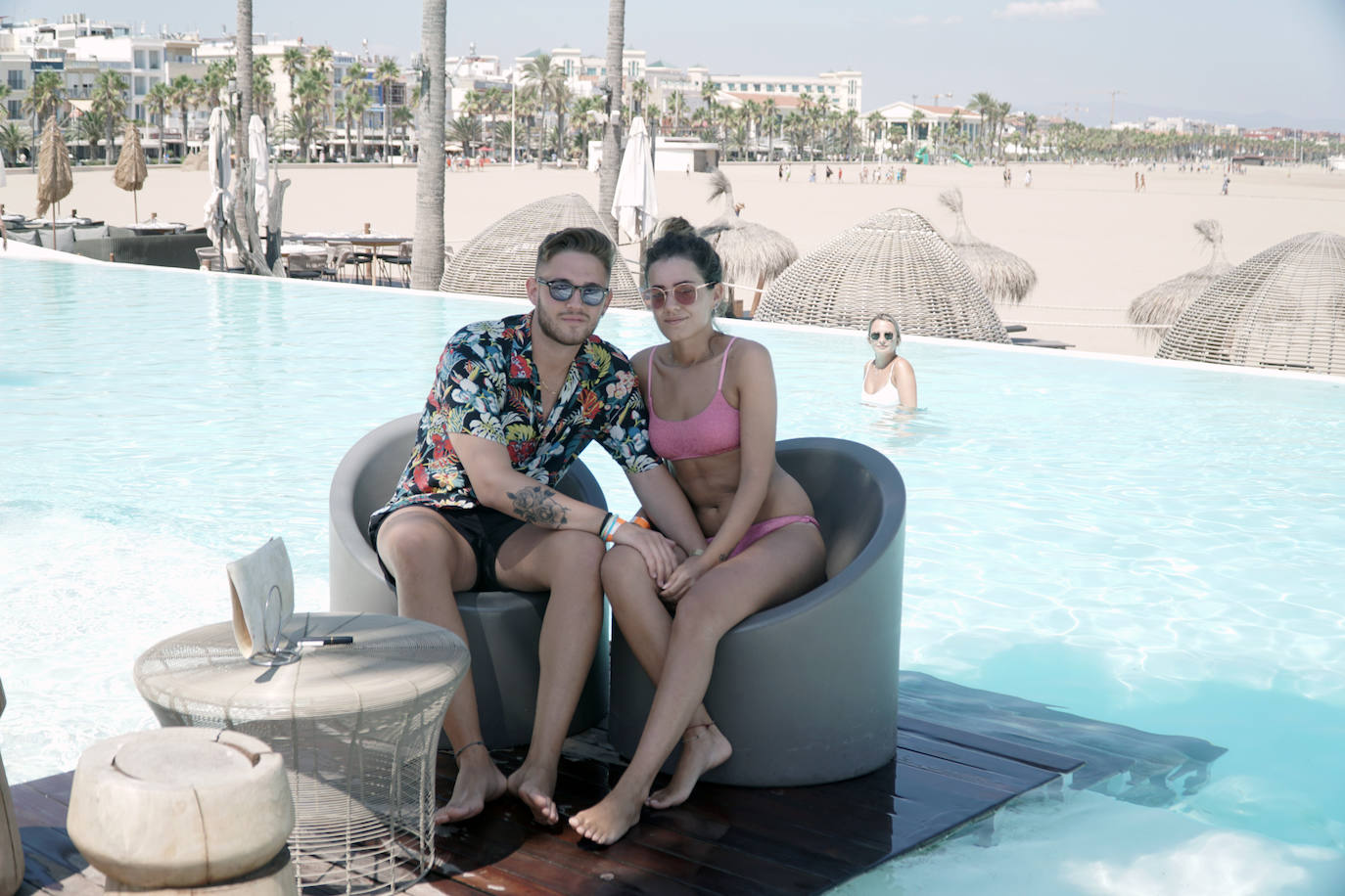 Llega el fin de semana y los valencianos aprovechan para sacar el máximo partido a la oferta de ocio en la ciudad. El puerto se convierte en el epicentro del tiempo lúdico gracias al buen clima y la variedad de opciones para planes llenos de sol, música y fiesta. Puntos como el Marina Beach o el Mercabañal se llenan de turistas y locales para disfrutar de las últimas semanas de agosto en Valencia.