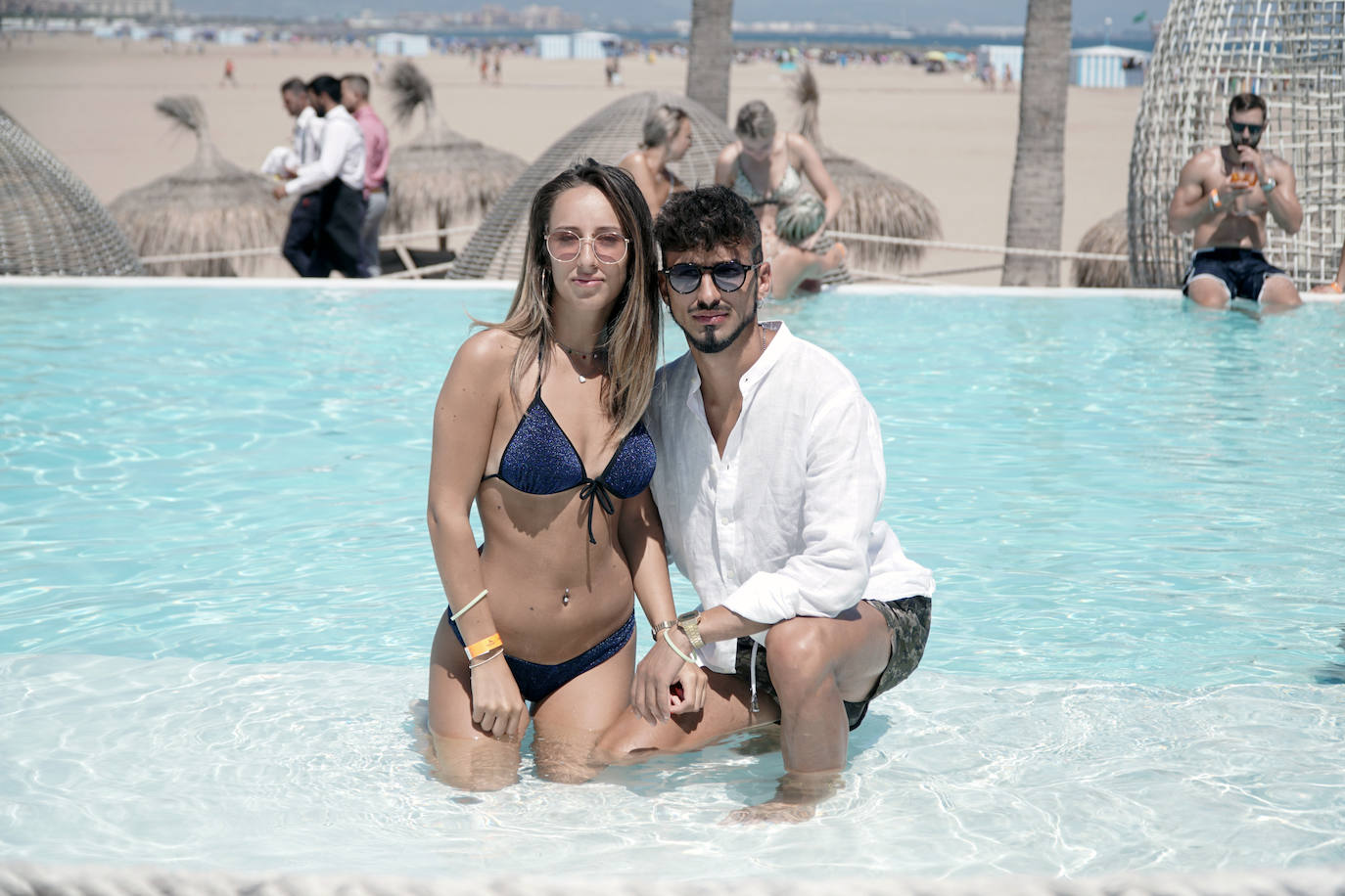 Llega el fin de semana y los valencianos aprovechan para sacar el máximo partido a la oferta de ocio en la ciudad. El puerto se convierte en el epicentro del tiempo lúdico gracias al buen clima y la variedad de opciones para planes llenos de sol, música y fiesta. Puntos como el Marina Beach o el Mercabañal se llenan de turistas y locales para disfrutar de las últimas semanas de agosto en Valencia.