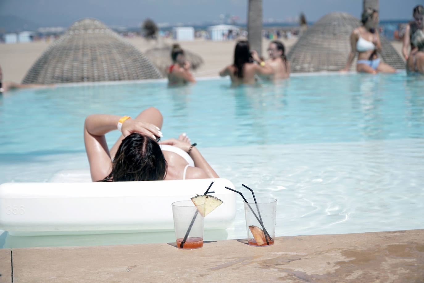 Llega el fin de semana y los valencianos aprovechan para sacar el máximo partido a la oferta de ocio en la ciudad. El puerto se convierte en el epicentro del tiempo lúdico gracias al buen clima y la variedad de opciones para planes llenos de sol, música y fiesta. Puntos como el Marina Beach o el Mercabañal se llenan de turistas y locales para disfrutar de las últimas semanas de agosto en Valencia.