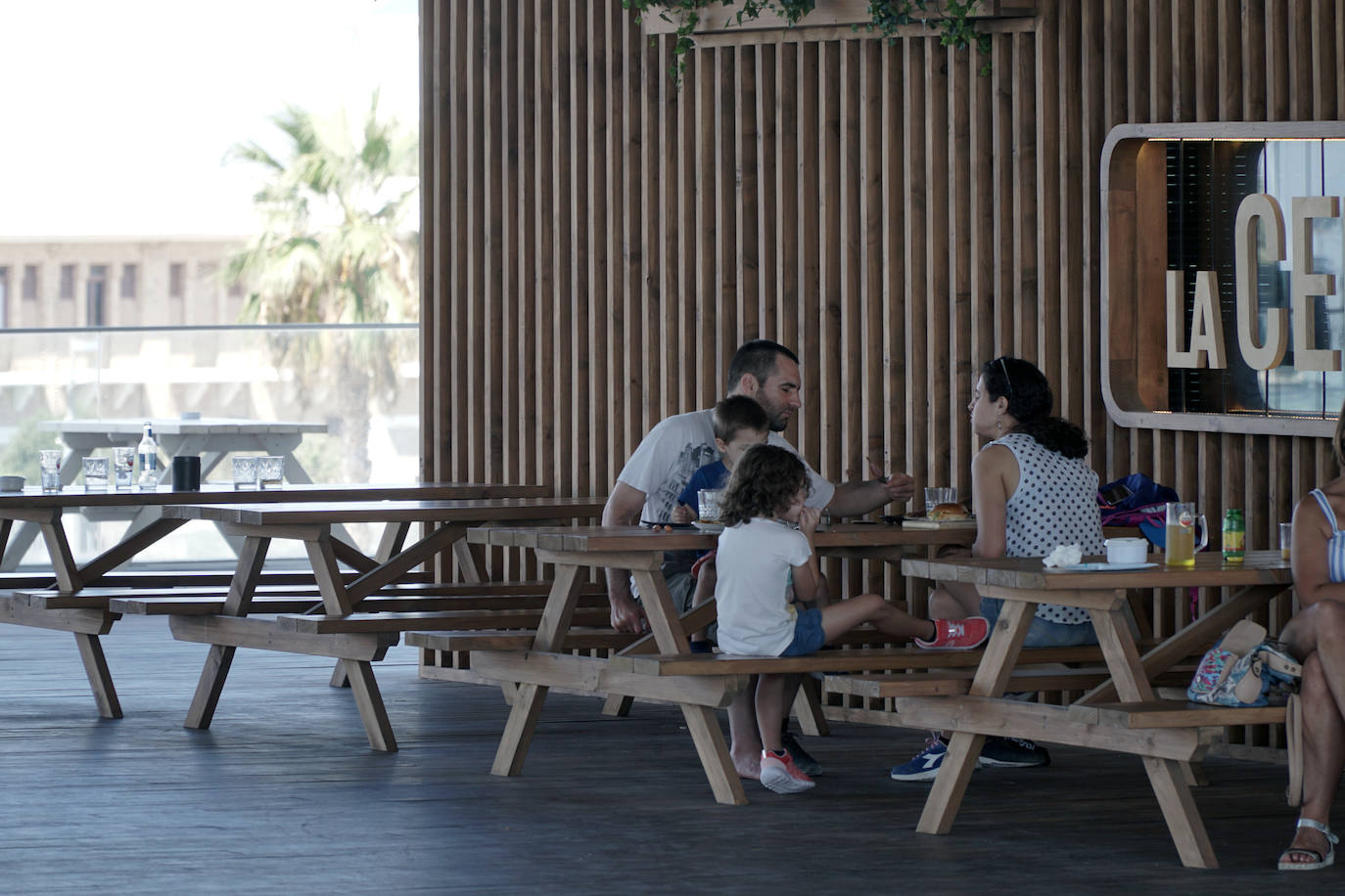 Llega el fin de semana y los valencianos aprovechan para sacar el máximo partido a la oferta de ocio en la ciudad. El puerto se convierte en el epicentro del tiempo lúdico gracias al buen clima y la variedad de opciones para planes llenos de sol, música y fiesta. Puntos como el Marina Beach o el Mercabañal se llenan de turistas y locales para disfrutar de las últimas semanas de agosto en Valencia.