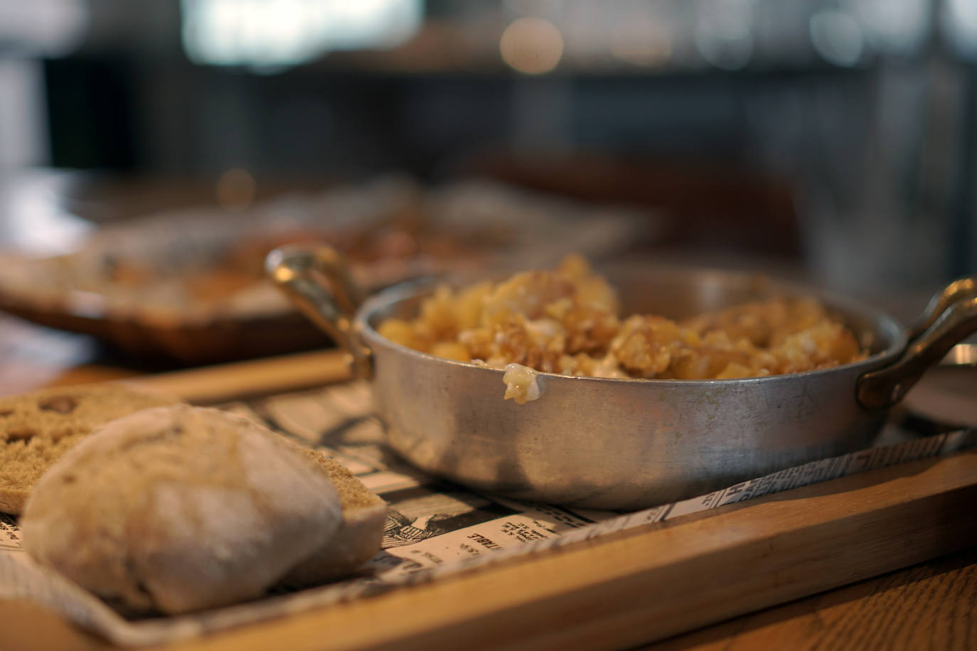 Llega el fin de semana y los valencianos aprovechan para sacar el máximo partido a la oferta de ocio en la ciudad. El puerto se convierte en el epicentro del tiempo lúdico gracias al buen clima y la variedad de opciones para planes llenos de sol, música y fiesta. Puntos como el Marina Beach o el Mercabañal se llenan de turistas y locales para disfrutar de las últimas semanas de agosto en Valencia.