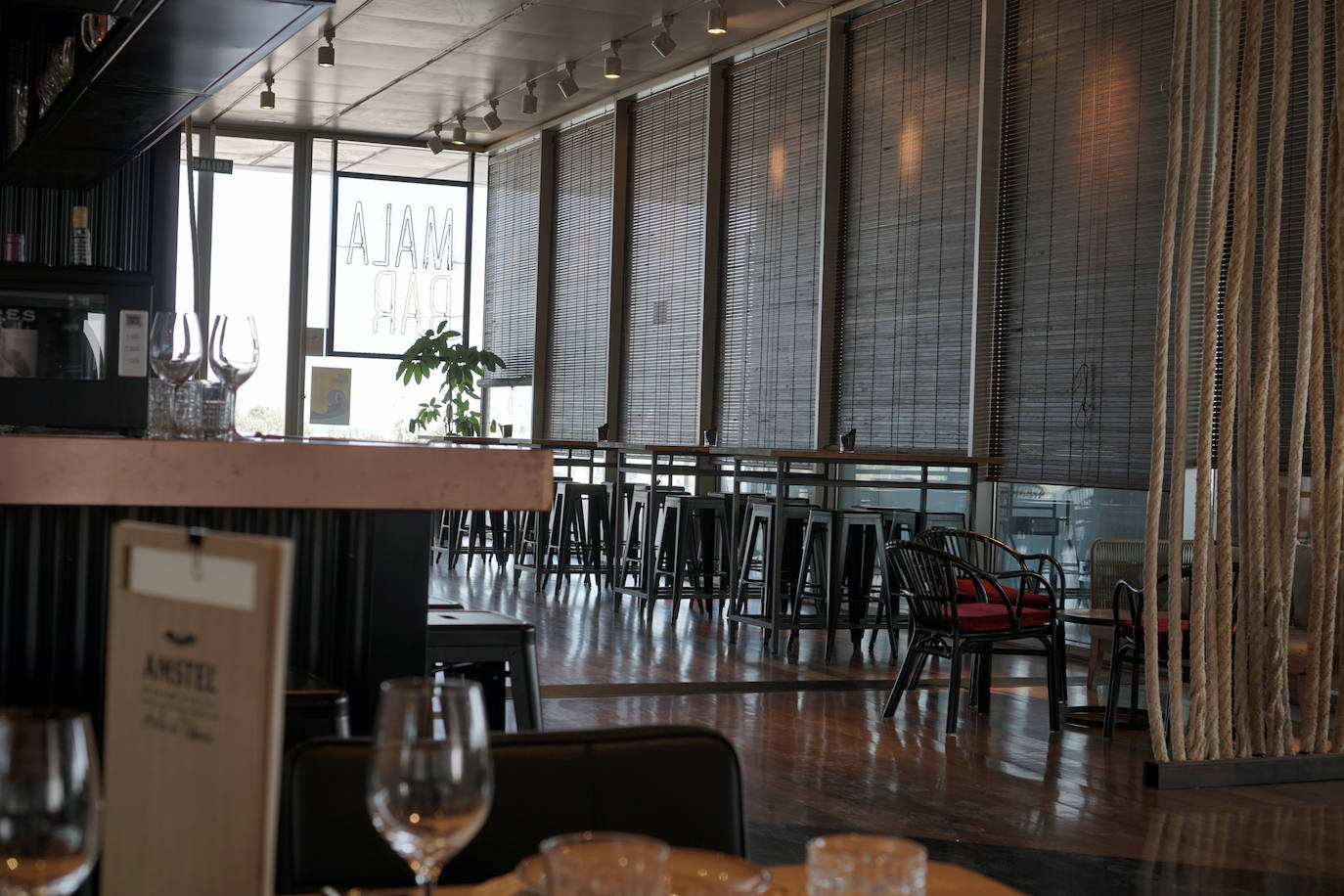 Llega el fin de semana y los valencianos aprovechan para sacar el máximo partido a la oferta de ocio en la ciudad. El puerto se convierte en el epicentro del tiempo lúdico gracias al buen clima y la variedad de opciones para planes llenos de sol, música y fiesta. Puntos como el Marina Beach o el Mercabañal se llenan de turistas y locales para disfrutar de las últimas semanas de agosto en Valencia.