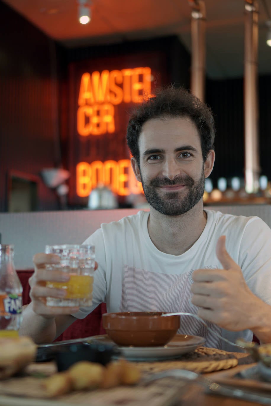 Llega el fin de semana y los valencianos aprovechan para sacar el máximo partido a la oferta de ocio en la ciudad. El puerto se convierte en el epicentro del tiempo lúdico gracias al buen clima y la variedad de opciones para planes llenos de sol, música y fiesta. Puntos como el Marina Beach o el Mercabañal se llenan de turistas y locales para disfrutar de las últimas semanas de agosto en Valencia.