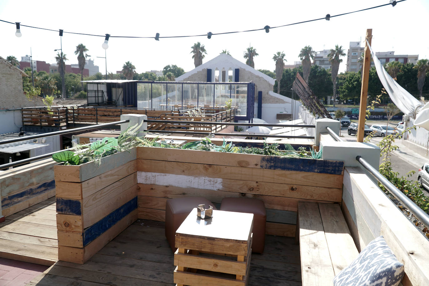 Llega el fin de semana y los valencianos aprovechan para sacar el máximo partido a la oferta de ocio en la ciudad. El puerto se convierte en el epicentro del tiempo lúdico gracias al buen clima y la variedad de opciones para planes llenos de sol, música y fiesta. Puntos como el Marina Beach o el Mercabañal se llenan de turistas y locales para disfrutar de las últimas semanas de agosto en Valencia.