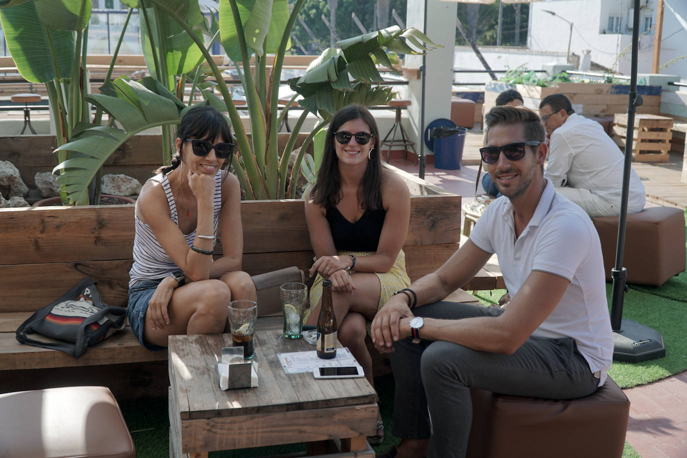 Llega el fin de semana y los valencianos aprovechan para sacar el máximo partido a la oferta de ocio en la ciudad. El puerto se convierte en el epicentro del tiempo lúdico gracias al buen clima y la variedad de opciones para planes llenos de sol, música y fiesta. Puntos como el Marina Beach o el Mercabañal se llenan de turistas y locales para disfrutar de las últimas semanas de agosto en Valencia.