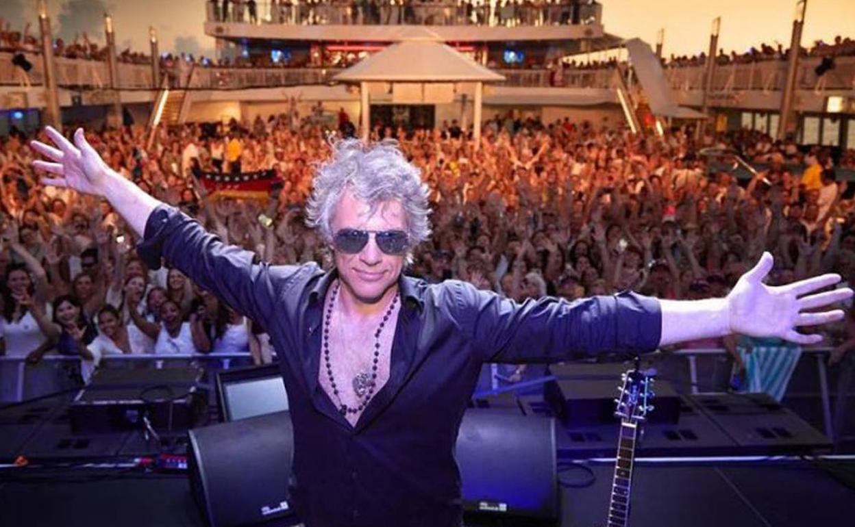 Jon Bon Jovi, jaleado por sus fans a bordo del 'Runaway to paradise'.