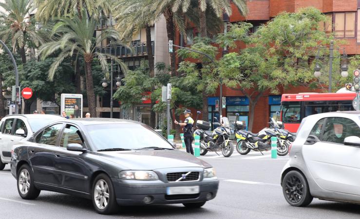 Primeras retenciones en la gran vía por el cambio en Ruzafa