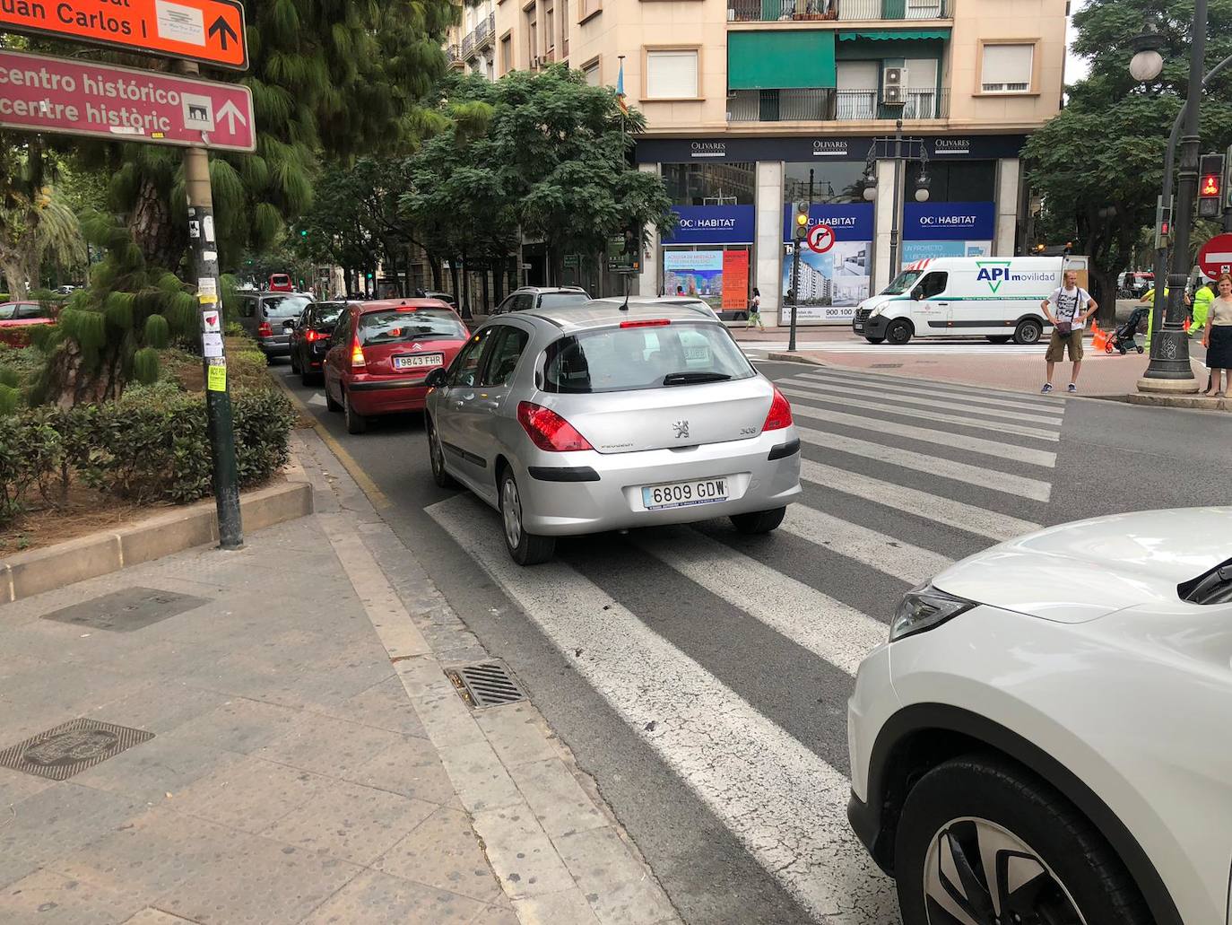 Primeras retenciones en la gran vía por el cambio en Ruzafa