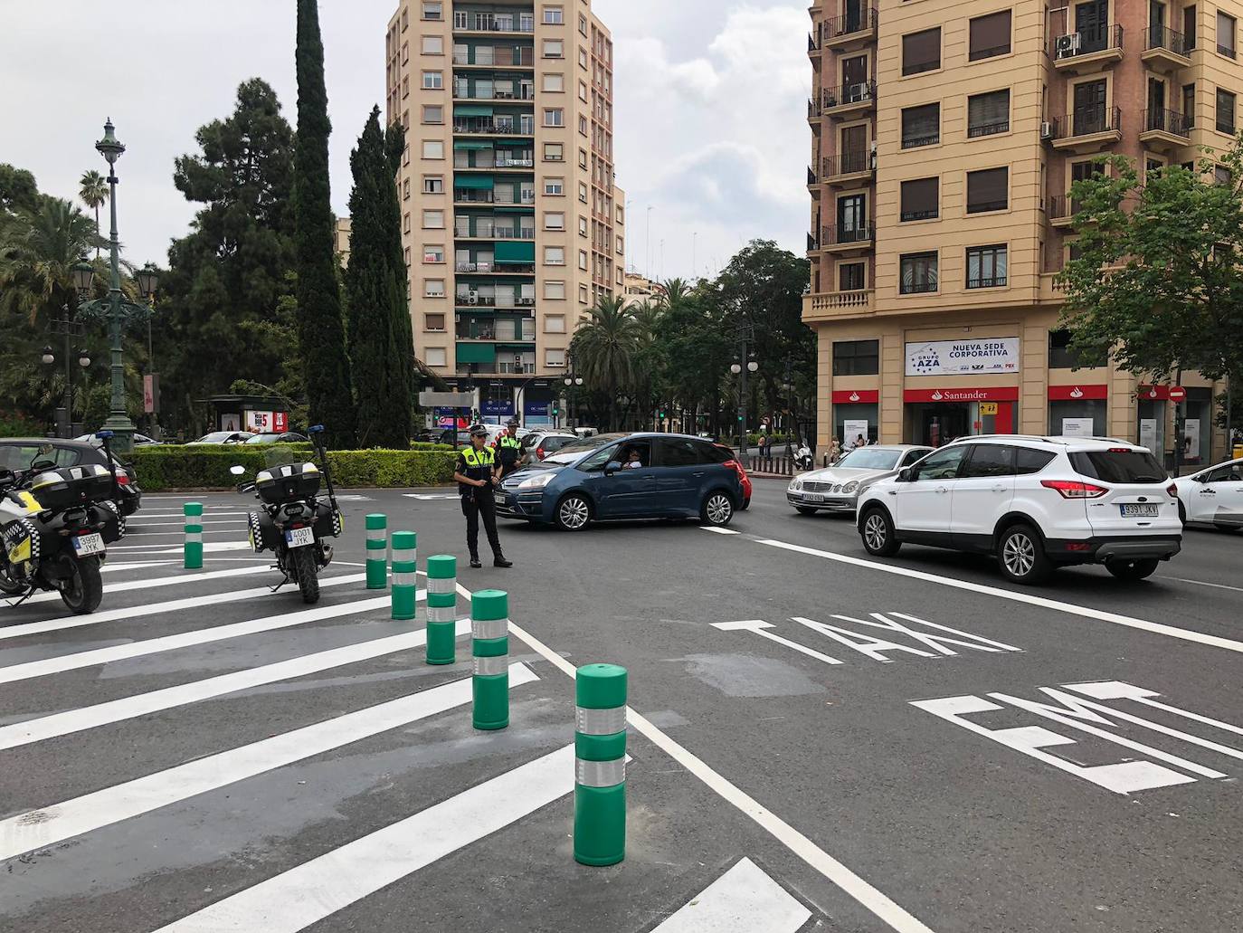 Primeras retenciones en la gran vía por el cambio en Ruzafa