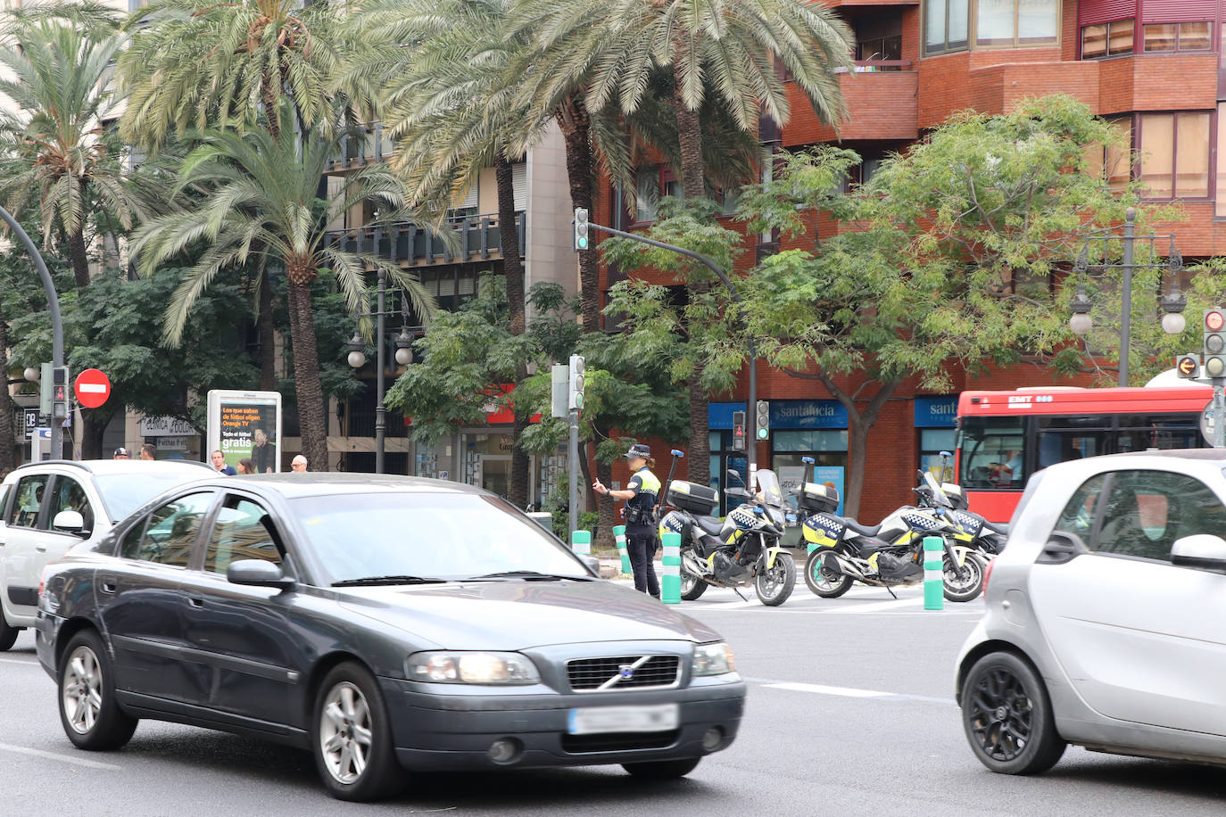 Primeras retenciones en la gran vía por el cambio en Ruzafa