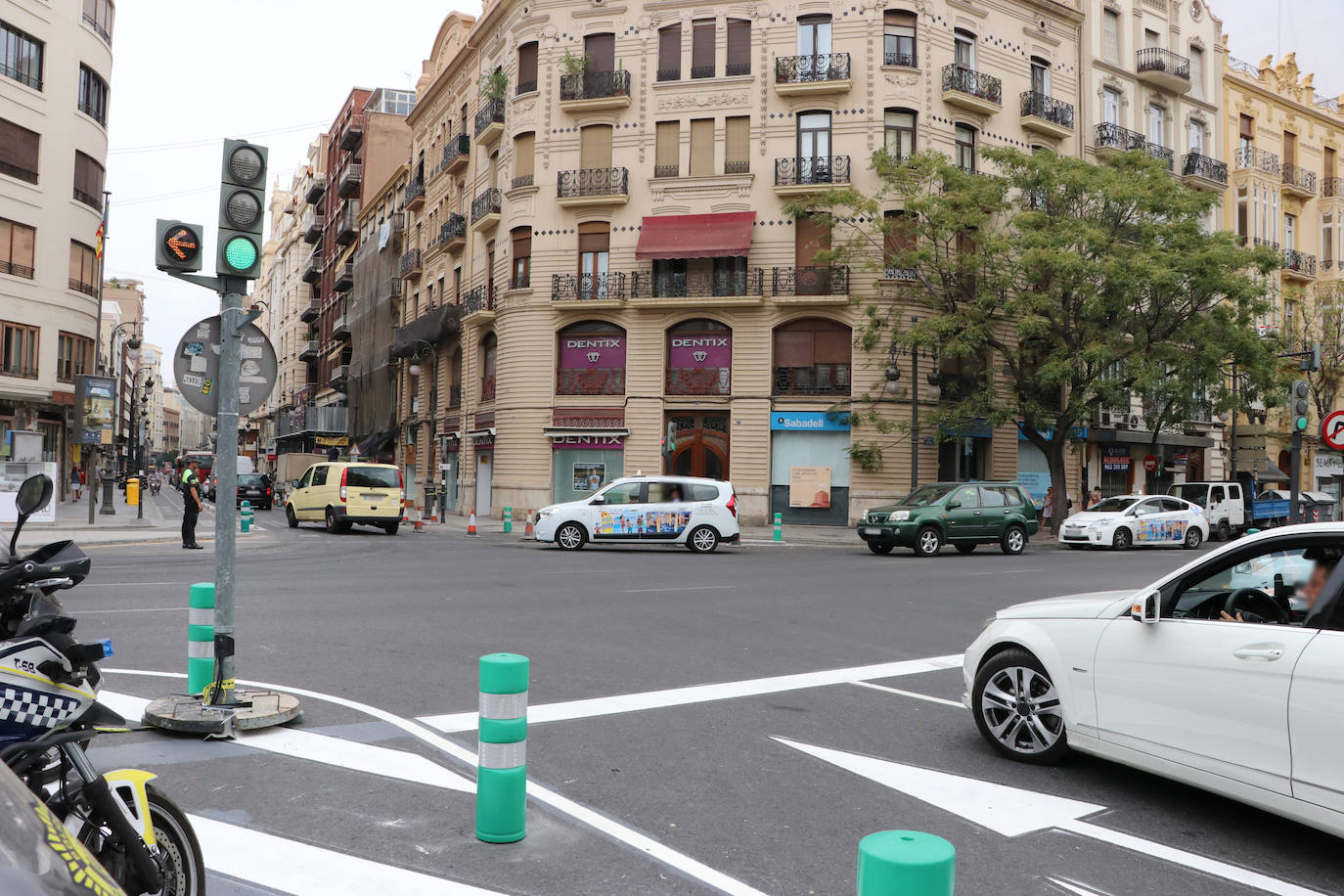 Primeras retenciones en la gran vía por el cambio en Ruzafa