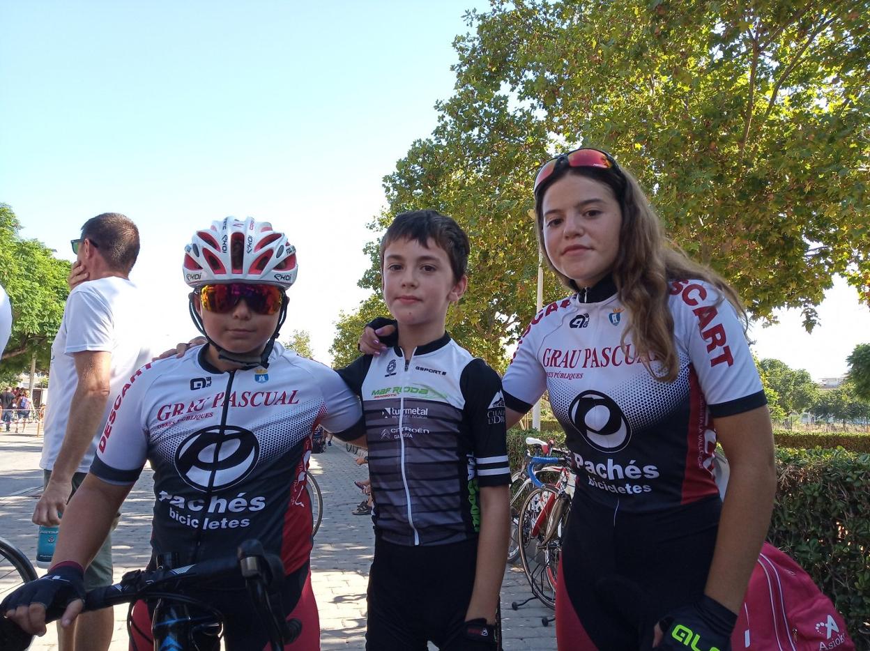 Fernando Andrés, Andreu Sansaloni y Lucía Andrés, los tres únicos ciclistas de la Safor que participaron en la prueba de Xàbia. 