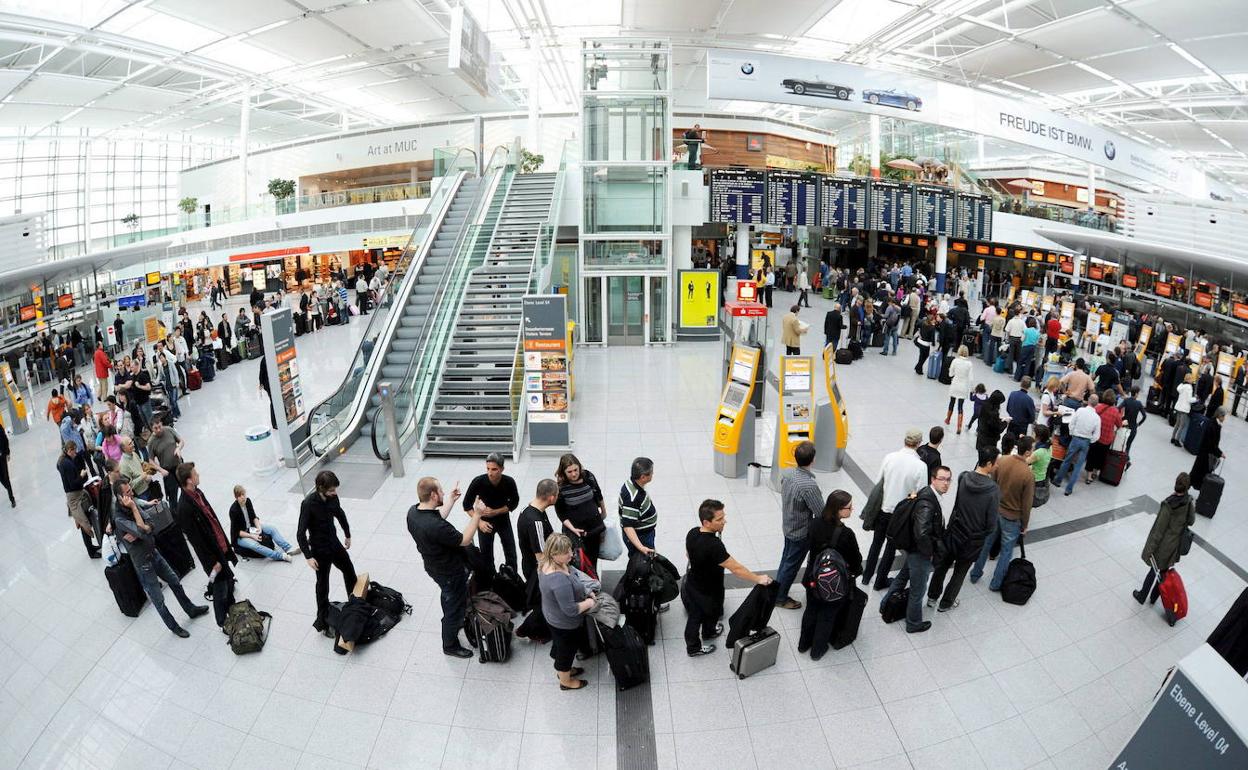 Pasajeros en el aeropuerto de Múnich.