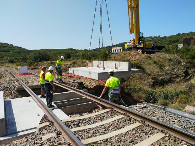 Operarios trabajan en las obras del trayecto ferroviario entre Valencia y Zaragoza. 