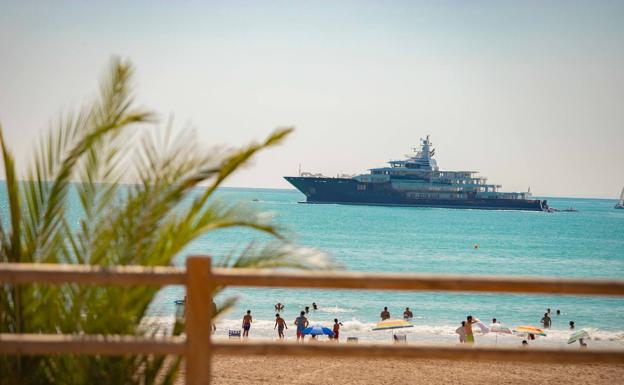 Atraca en Cullera el cuarto yate más grande del mundo