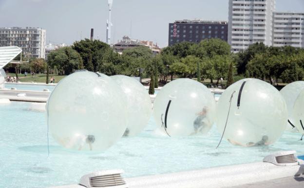 Las 'waterballs' sirven para demostrar el equilibrio dentro de una gran burbuja de plástico.