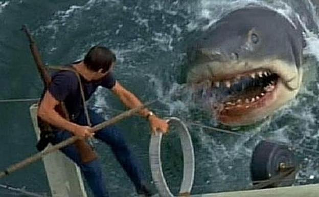 La Marina de Valencia acoge un certamen que invita a ver 'Tiburón' desde el agua
