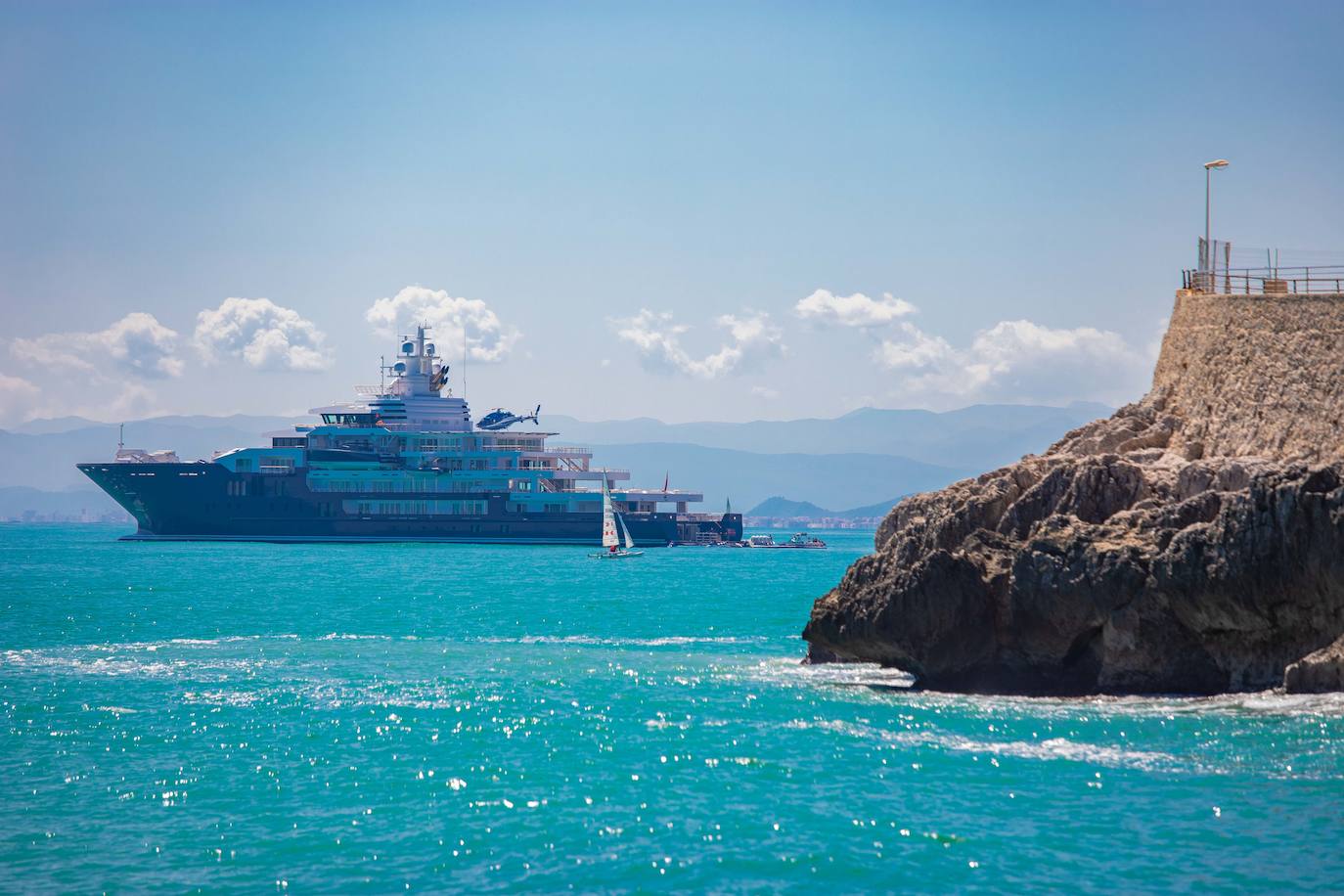 El yate Ulysses, el cuarto más grande del mundo, atraca a Cullera