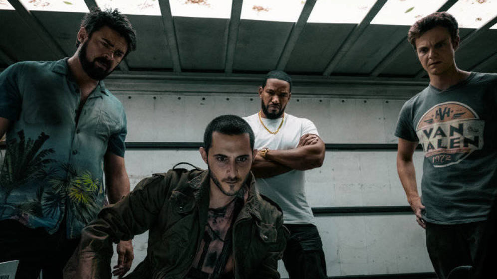 La trama se centra en un equipo de humanos sin poderes que se unen para combatir a estos superhéroes.