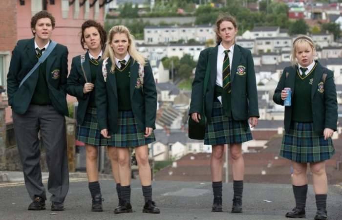 Derry Girls (Netflix). Esta ficción retrata a cinco adolescentes de Derry, Irlanda del Norte, que estudian en un colegio femenino de monjas católicas, en la década de 1990 marcada por el final del conflicto de este país.