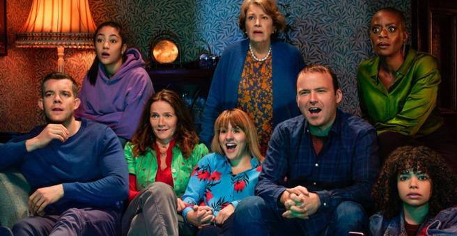 Years and years (HBO). Con esta propuesta los espectadores pueden seguir a los miembros de la familia Lyons durante 15 años y con ellos los cambios que sufre la sociedad.