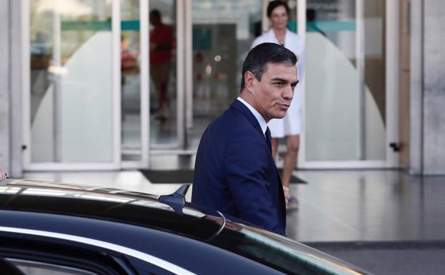 Pedro Sánchez llega al hospital donde se encuentra ingresado el rey emérito Juan Carlos I tras su intervención.