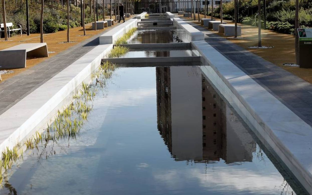 El agua no es apta para refrescarse ni la estructura está acondicionada, aunque los estanques se llenan los días de más calor, ya que los vecinos utilizan las balsas del gran jardín para bañarse a pesar de la prohibición.