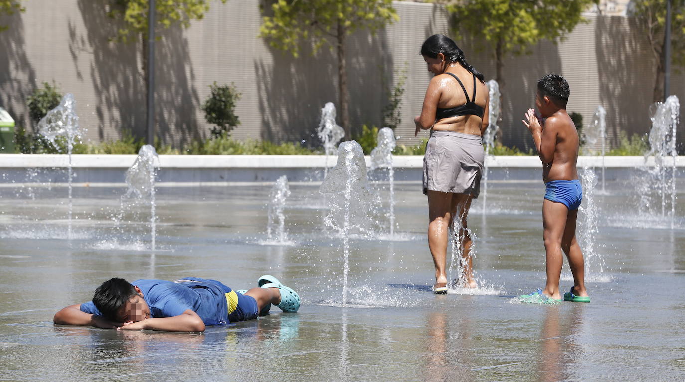 El agua no es apta para refrescarse ni la estructura está acondicionada, aunque los estanques se llenan los días de más calor, ya que los vecinos utilizan las balsas del gran jardín para bañarse a pesar de la prohibición.