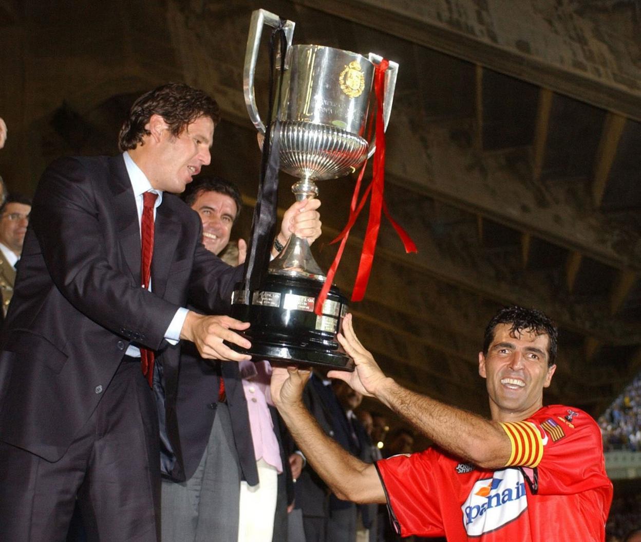 Nadal entrega el trofeo de Copa del Rey a Mateo Alemany, en 2003. 