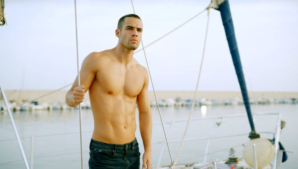 La historia se centra en Hugo, un joven stripper que se ve envuelto en un asesinato relacionado con el mundo de la noche.