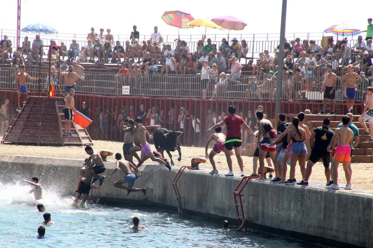 Xàbia se sumerge  en los bous a la mar