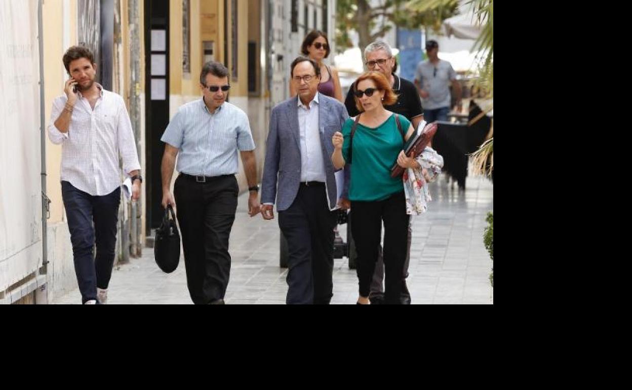 El conseller Soler, junto a otros cargos de su conselleria. 