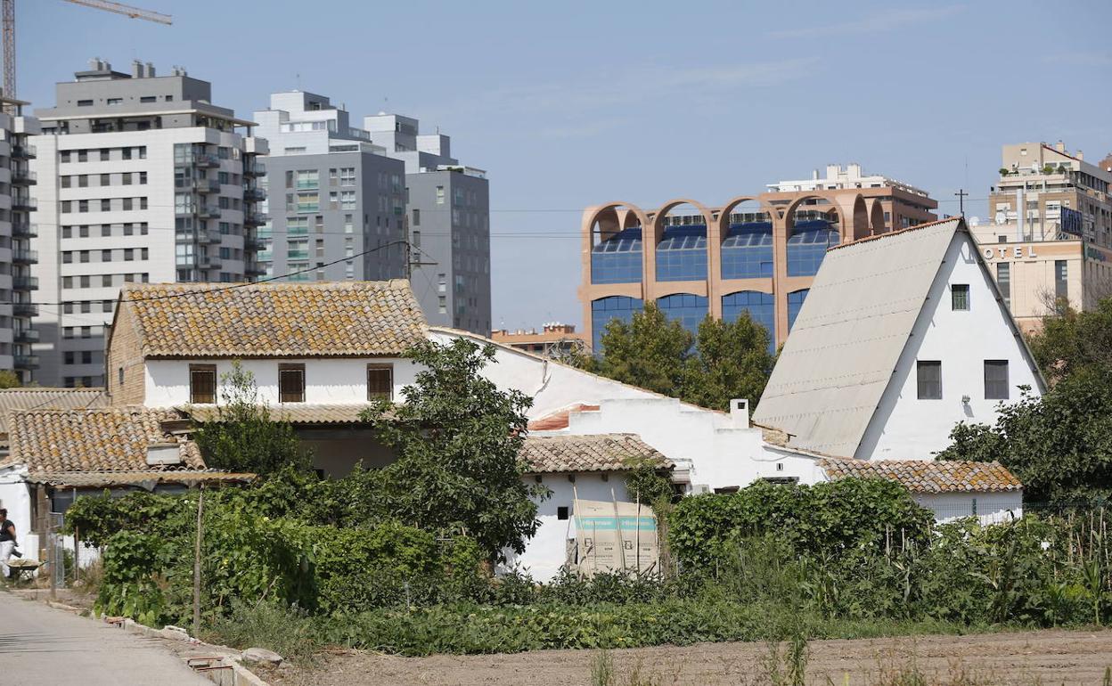 Tradición e innovación. Esta casa de la huerta se ubica frente a la Ciudad de las Artes y las Ciencias, insignia de modernidad en la ciudad. 