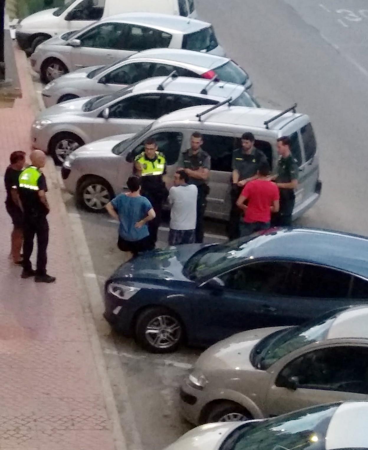 La víctima junto a los vecinos, guardias civiles y policías locales que le prestaron auxilio. 