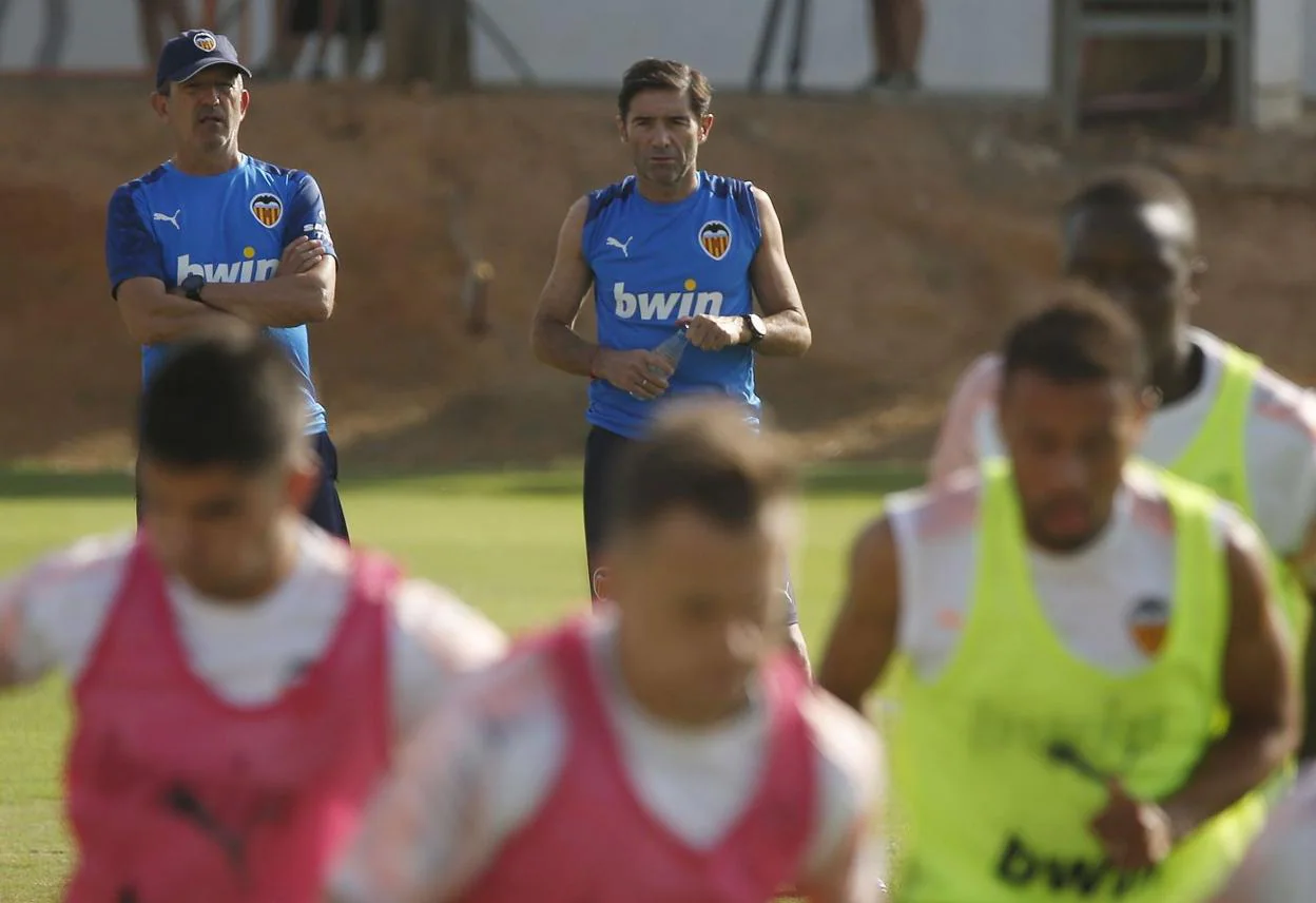Marcelino observa el entrenamiento junto a Carrascosa. 