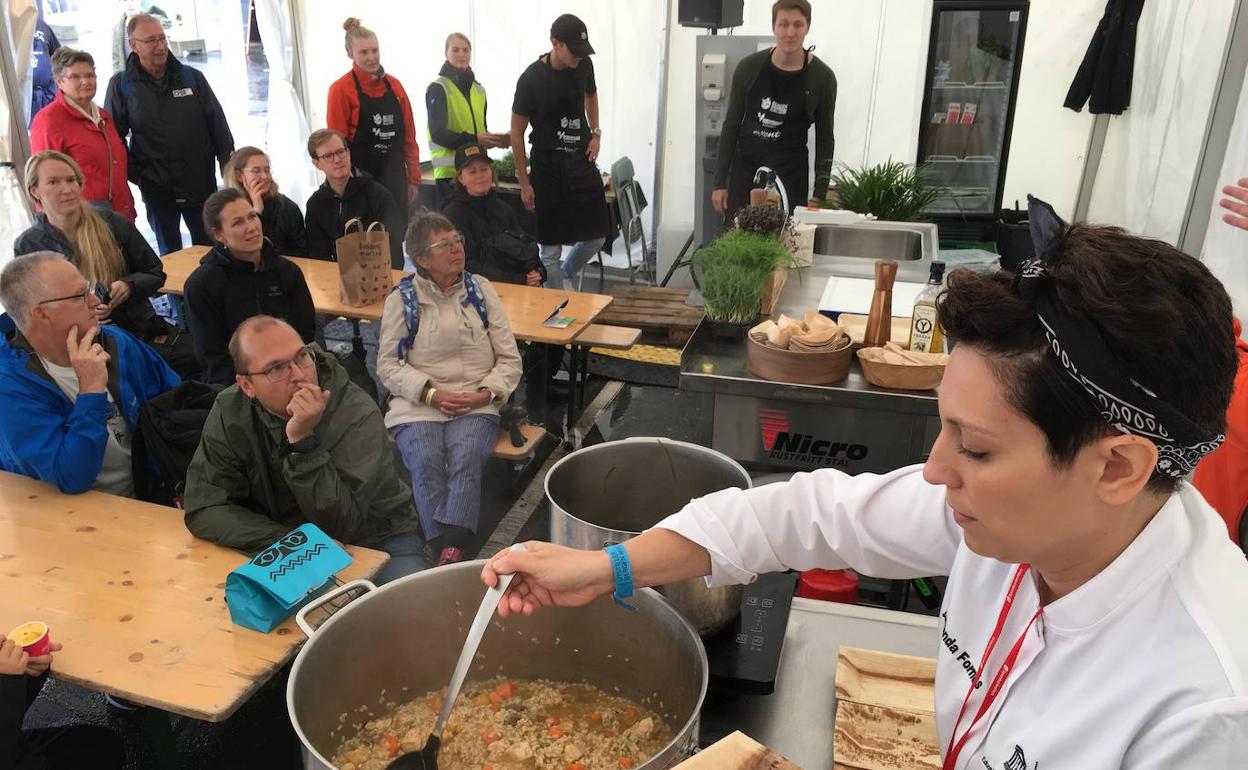 La chef Amanda Fornés cocinando durante la feria gastronómica. 