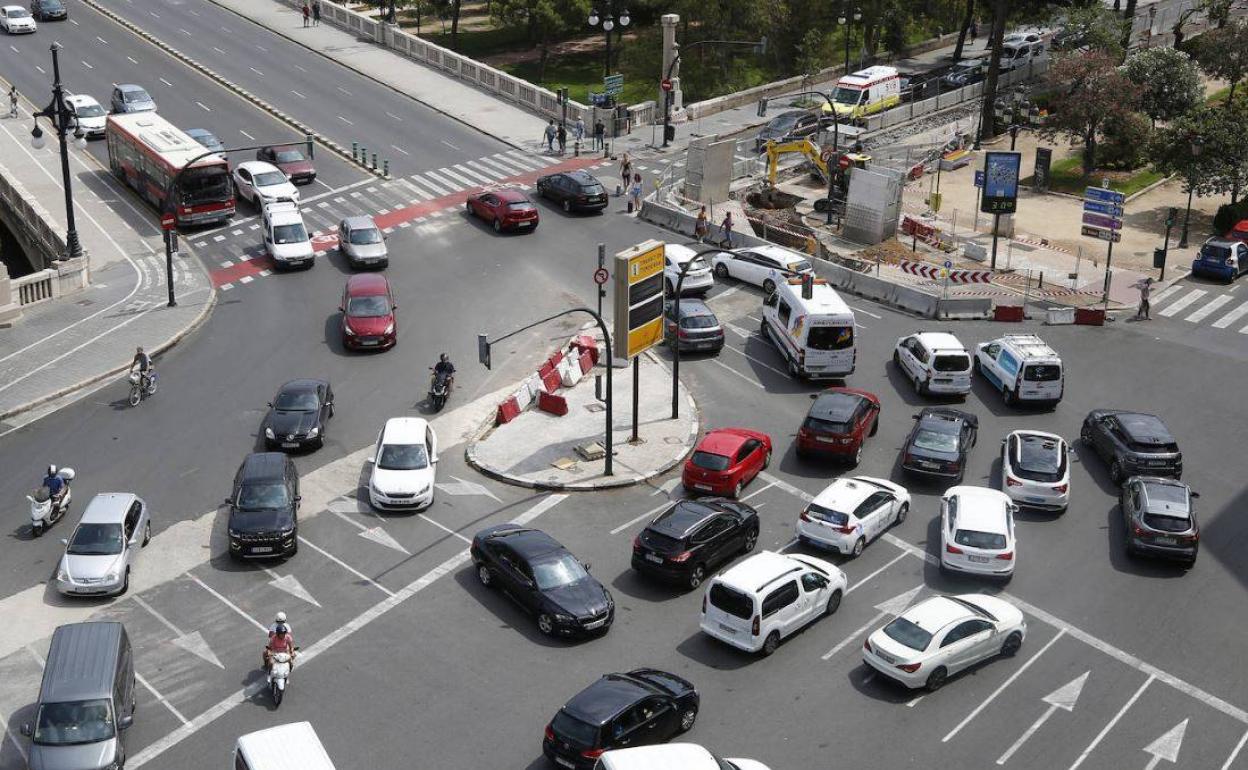 La avenida Jacinto Benavente es uno de los puntos más afectadas. En la imagen, se aprecia el tramo del puente de Aragón en sentido Plaza América.