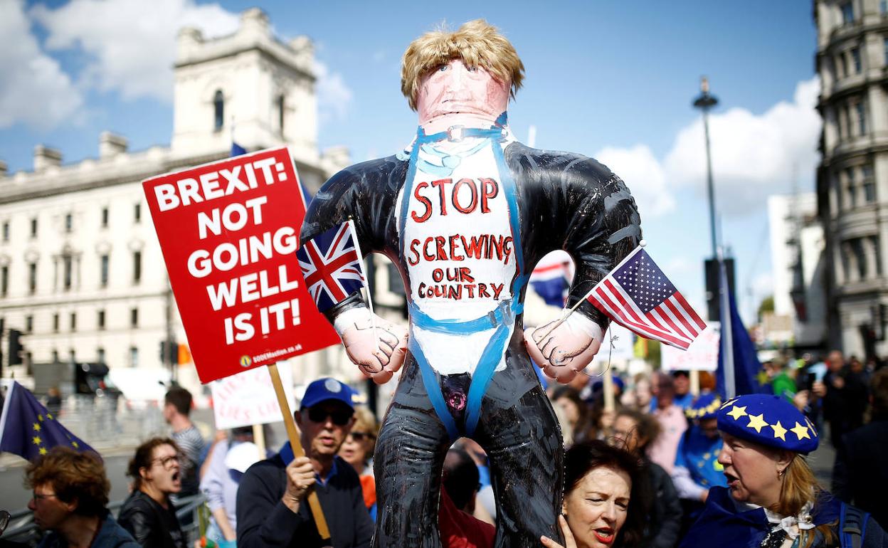 Manifestantes anti 'brexit' protestan frente al Parlamento de Westminster en Londres.
