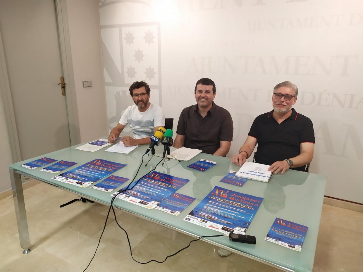 Celso Crespo y Pepe Ortolá junto al concejal Raul García. 