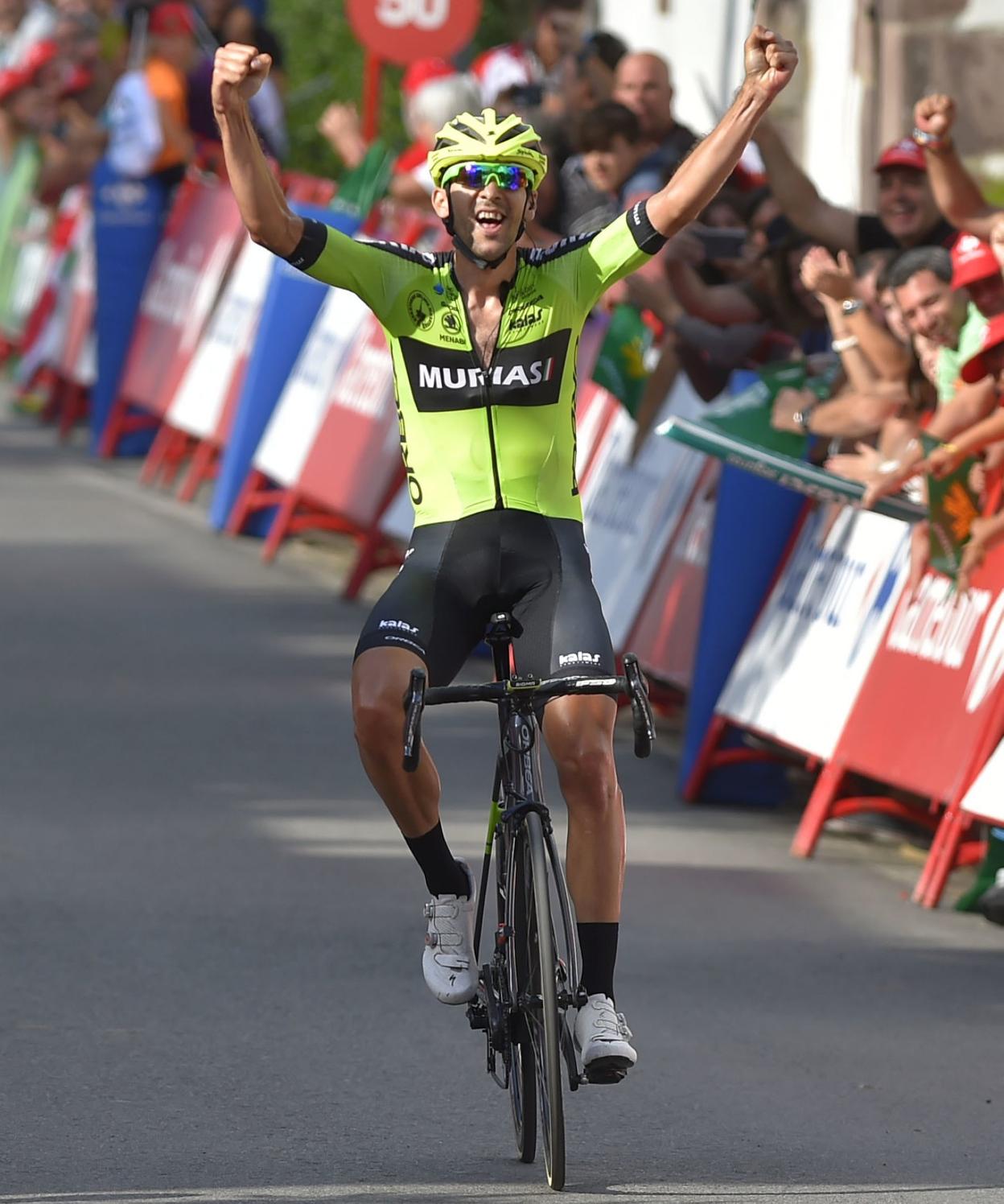 Mikel Iturria cruza la línea de meta en Urdax-Dantxarinea como vencedor de la undécima etapa. 