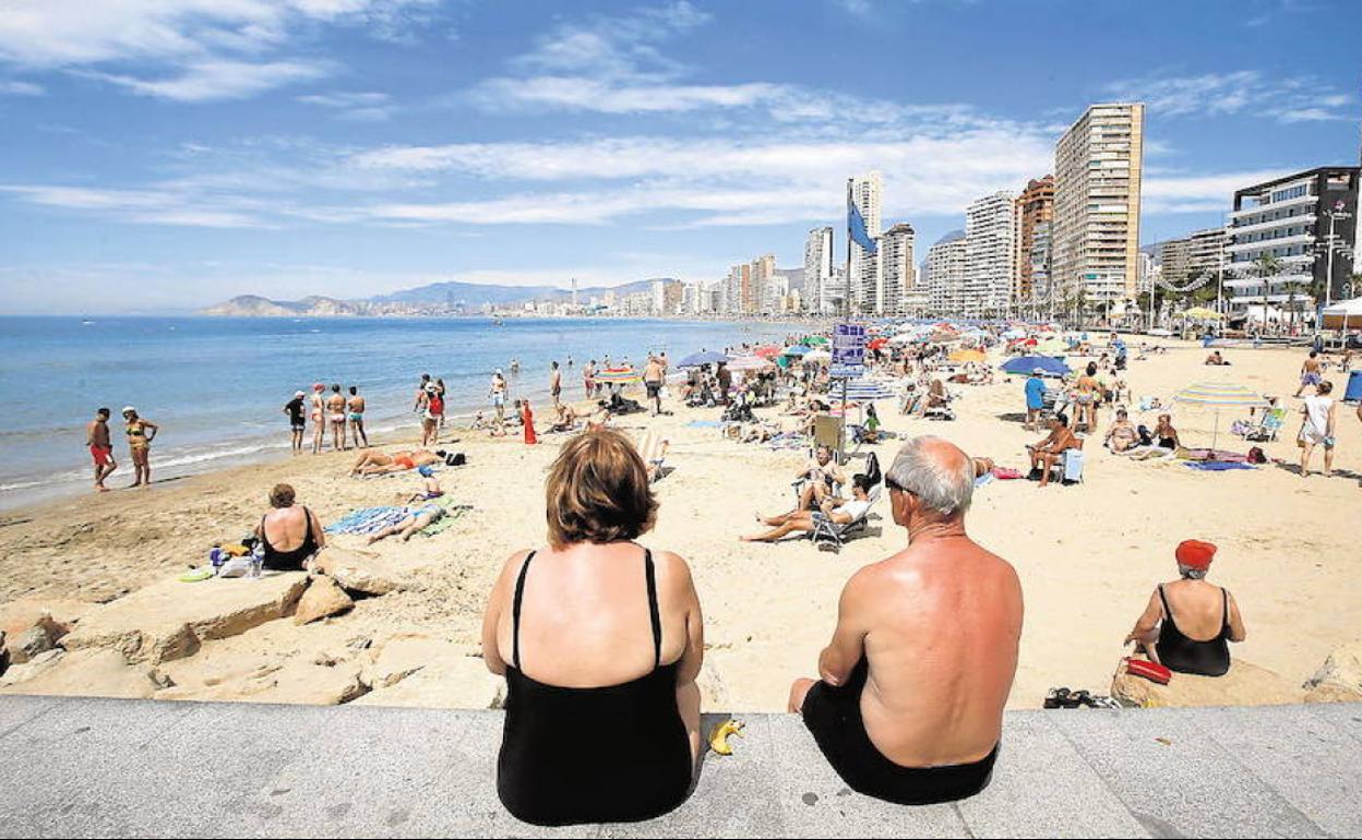 Turistas en la playa, en Benidorm.