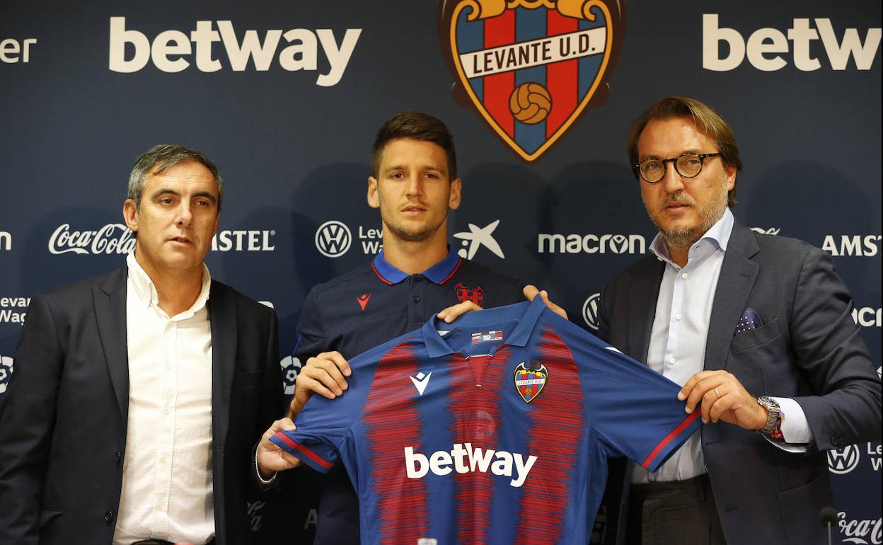 Radoja posa con la camiseta del Levante junto a Quico Catalán y a Manolo Salvador.