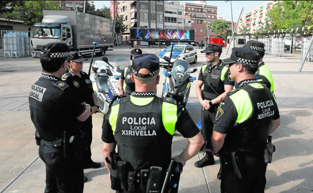 Policías de Xirivella desplegados ayer junto a una de las plazas donde se espera mayor concentración de personas.