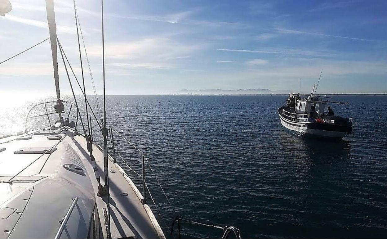 Vista del pesquero 'Carolina' desde el velero que transporta a los turistas. 